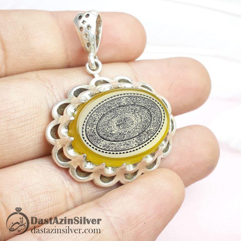 مدال عقیق زرد خطی