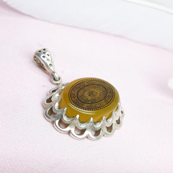 مدال عقیق زرد خطی