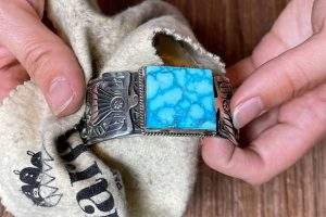 راهنمای کامل نگهداری از فیروزه؛ چطور زیبایی و ارزش این سنگ محبوب را حفظ کنیم؟